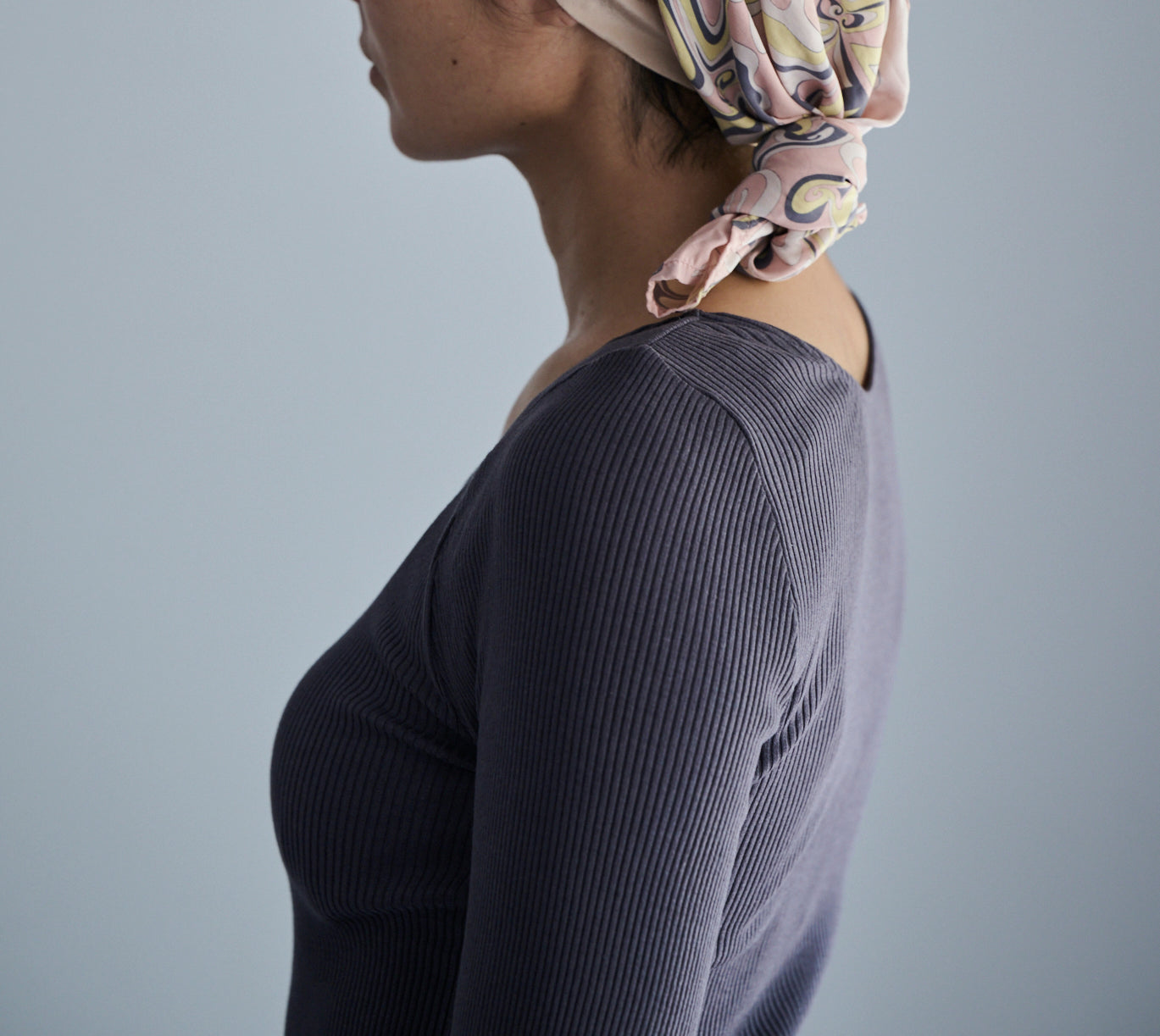 しっとりふわふわシルクコットンリブ肌着　長袖 (ロング丈、襟あき浅め）